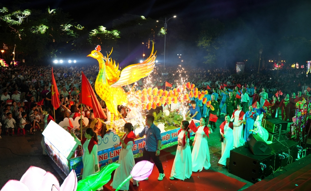 Trung thu thành cổ thắp sáng công nghiệp văn hóa