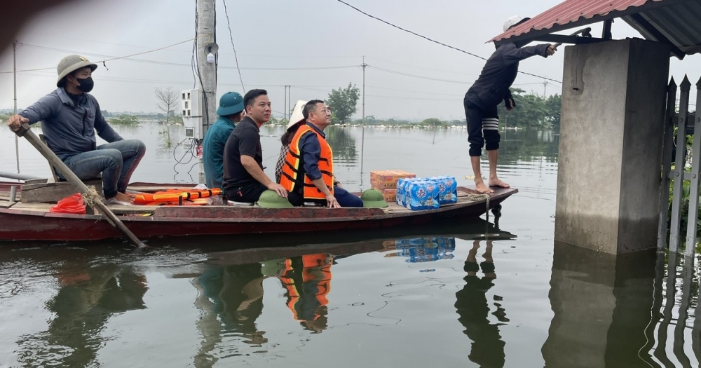 Lãnh đạo xã Tiến Thắng vào vùng lụt chỉ đạo cứu trợ, khắc phục hậu quả Lãnh đạo xã Tiến Thắng vào vùng lụt chỉ đạo cứu trợ, khắc phục hậu quả