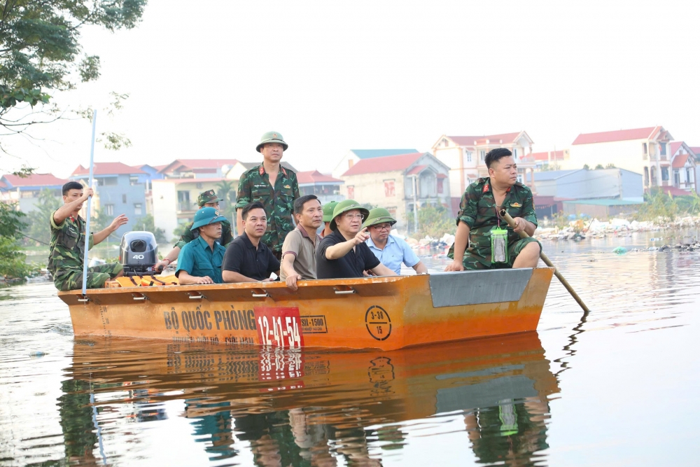 Lãnh đạo xã Tiến Thắng vào vùng lụt chỉ đạo cứu trợ, khắc phục hậu quả Lãnh đạo xã Tiến Thắng vào vùng lụt chỉ đạo cứu trợ, khắc phục hậu quả