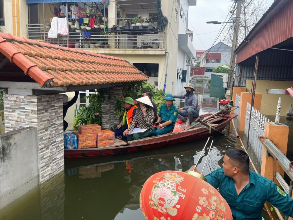 Lãnh đạo xã Tiến Thắng vào vùng lụt chỉ đạo cứu trợ, khắc phục hậu quả Lãnh đạo xã Tiến Thắng vào vùng lụt chỉ đạo cứu trợ, khắc phục hậu quả