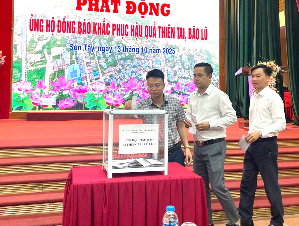 Lãnh đạo các đơn vị sự nghiệp thuộc phường Sơn Tây chia sẻ với đồng bào bị ảnh hưởng bởi lũ lụt