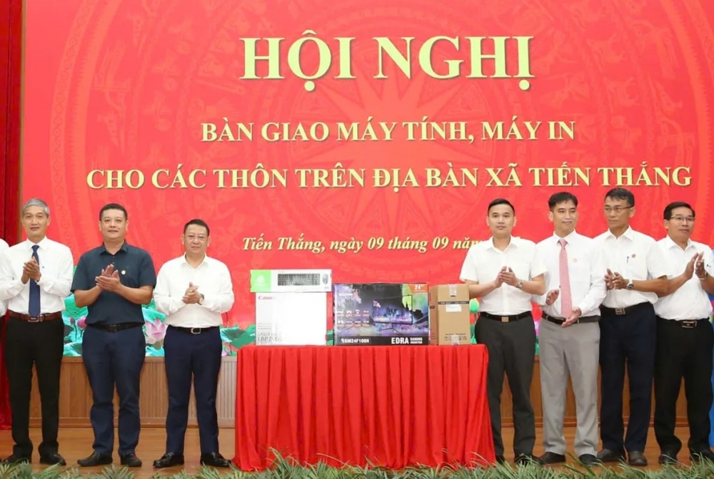 Đồng chí Hoàng Anh Tuấn, Bí thư Đảng ủy xã Tiến Thắng, trao 