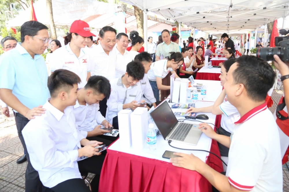 Giám đốc Sở Nội vụ Hà Nội Trần Đình Cảnh tham quan các gian hàng, động viên các doanh nghiệp và người lao động.