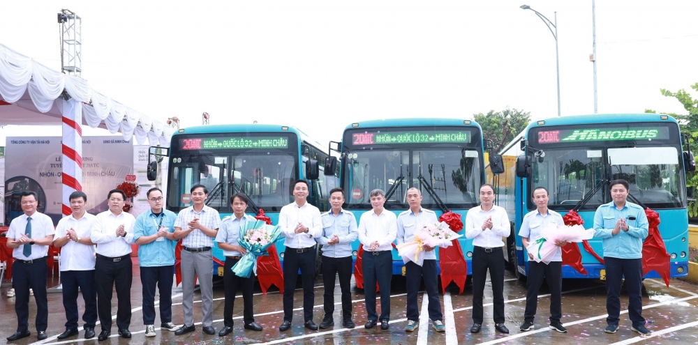 Xã Minh Châu hồ hởi khai trương tuyến xe buýt công cộng đầu tiên