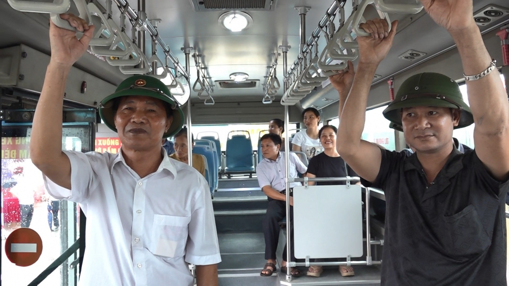 Xã Minh Châu hồ hởi khai trương tuyến xe buýt công cộng đầu tiên