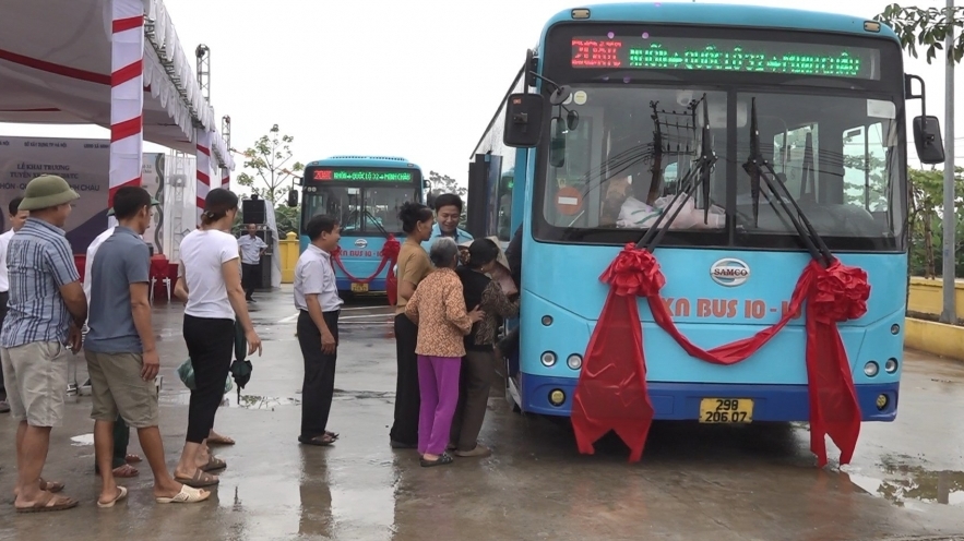 Xã Minh Châu hồ hởi khai trương tuyến xe buýt công cộng đầu tiên