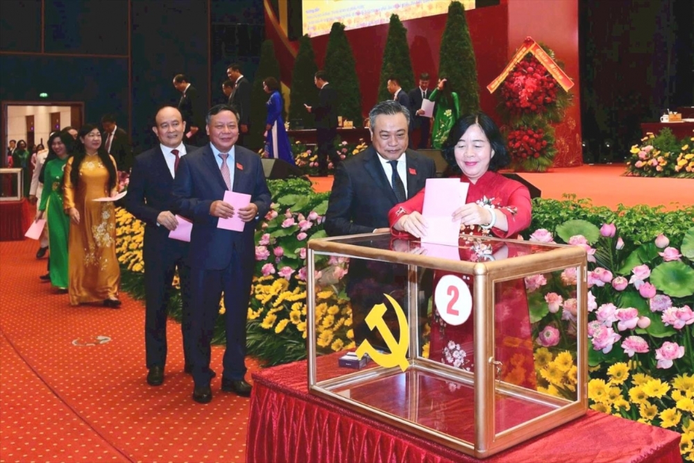 Bí thư Thành ủy Hà Nội Bùi Thị Minh Hoài và các đồng chí Thường trực Thành ủy tiến hành bỏ phiếu.