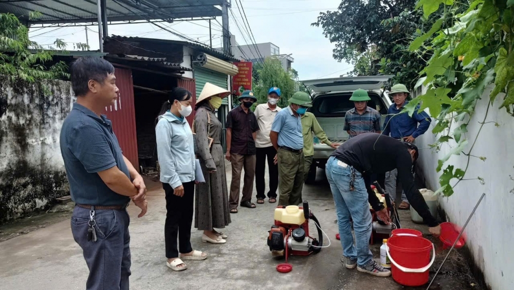 Cán bộ cơ sở xã Quảng Oai ra quân, hướng dẫn các gia đình trong vùng dịch tễ các biện pháp vệ sinh phòng, chống SXH