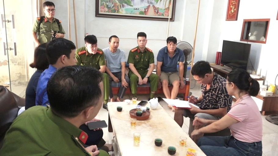 Chủ hộ tự nguyện ký biên bản tháo dỡ công trình vi phạm sau khi được chính quyền vận động