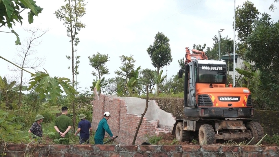 Các lực lượng chức năng hỗ trợ gia đình ông Nguyễn Văn Thắng – thôn Đông Viên tháo dỡ công trình vi phạm