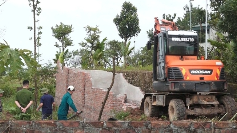 Xã Quảng Oai vận động các hộ dân tháo dỡ công trình vi phạm