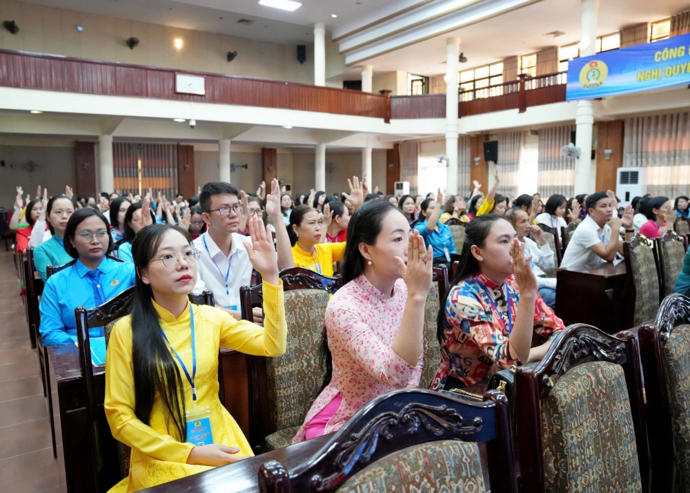 Đại biểu biểu quyết thông qua các Nghị quyết