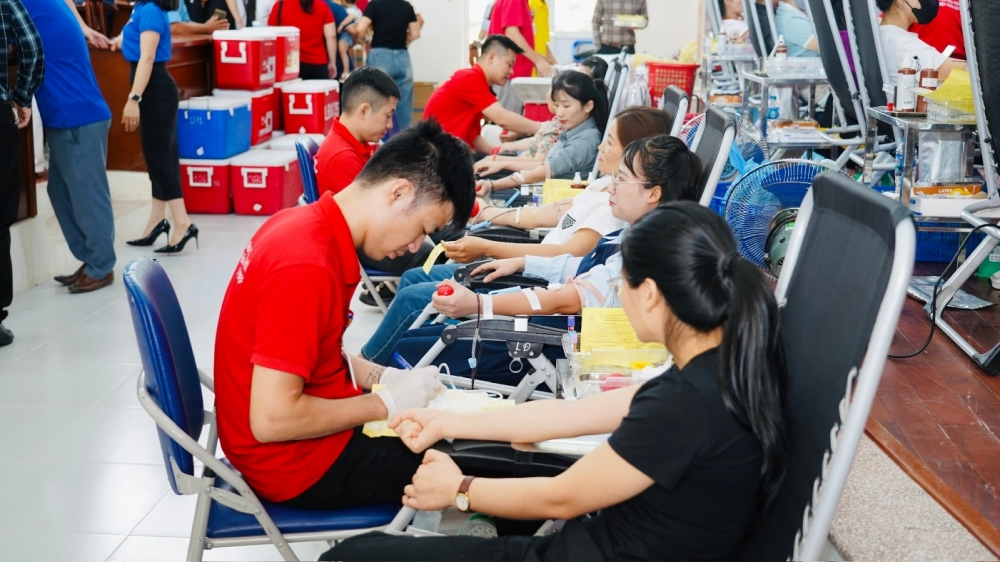 Cán bộ y tế và đội ngũ tình nguyện viên tận tình hướng dẫn, đảm bảo công tác hiến máu diễn ra an toàn, hiệu quả