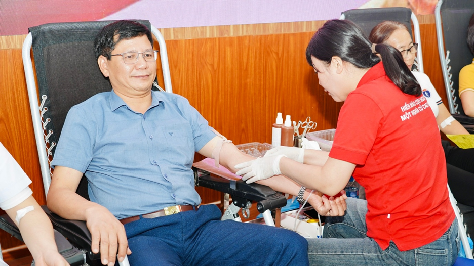 Đồng chí Phạm Thành Đô – Ủy viên Ban Thường vụ Đảng ủy, Phó Chủ tịch HĐND xã trực tiếp tham gia hiến máu, lan tỏa tinh thần nhân ái và trách nhiệm vì cộng đồng