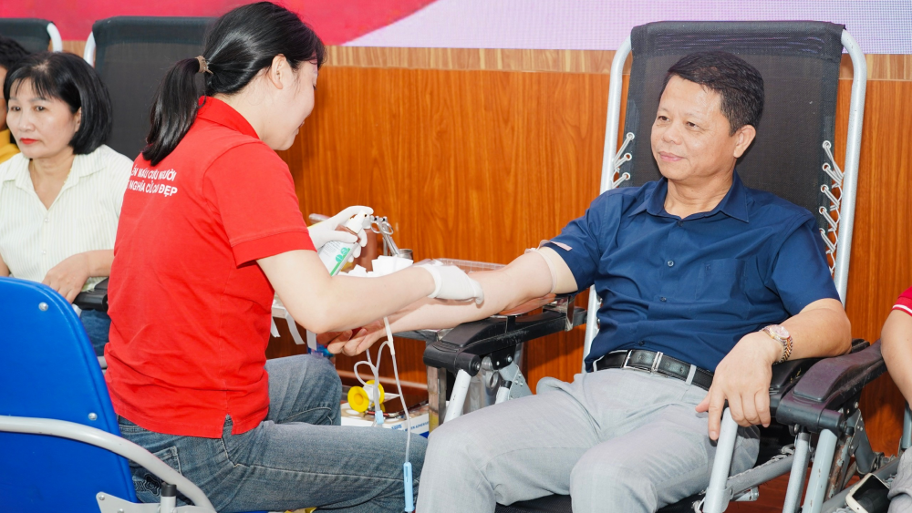 Đồng chí Lê Văn Khương – Phó Bí thư Đảng ủy, Chủ tịch UBND xã trực tiếp tham gia hiến máu, lan tỏa tinh thần nhân ái và trách nhiệm vì cộng đồng