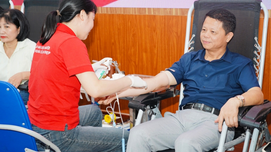 Lãnh đạo xã Yên Lãng nhiệt tình tham gia hiến máu