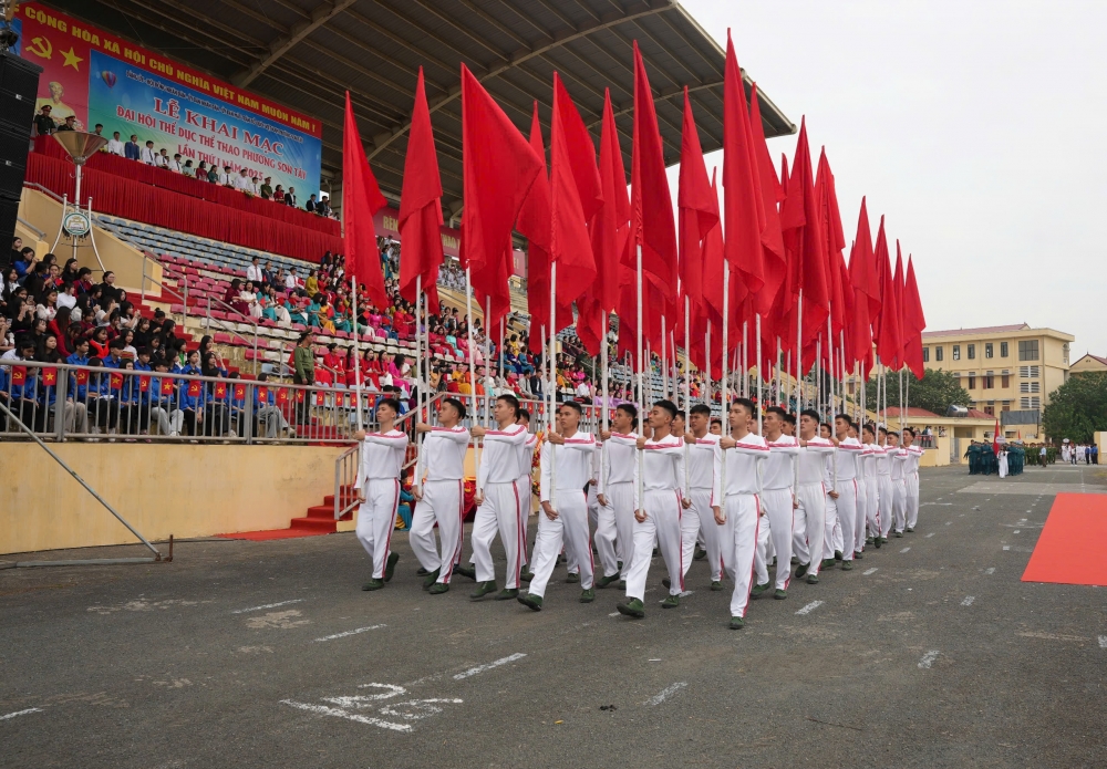 Khối hồng kỳ tiến qua lễ đài Khối hồng kỳ tiến qua lễ đài