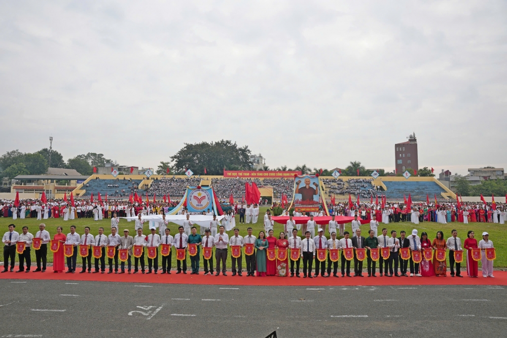 img_20251026_120054.jpg son-tay6.jpg Lãnh đạo phường Sơn Tây trao cờ lưu niệm tặng các khối tham gia đại hội. Ảnh: Phạm Hảo img_20251026_120054.jpg son-tay6.jpg Lãnh đạo phường Sơn Tây trao cờ lưu niệm tặng các khối tham gia đại hội. Ảnh: Phạm Hảo