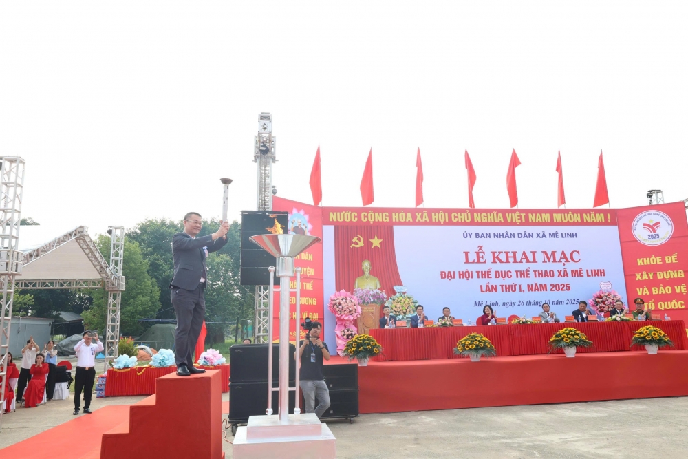 Bí thư Đảng ủy xã Mê Linh Nguyễn Anh Tuấn thắp ngọn lửa truyền thống tại đại hội. Bí thư Đảng ủy xã Mê Linh Nguyễn Anh Tuấn thắp ngọn lửa truyền thống tại đại hội.