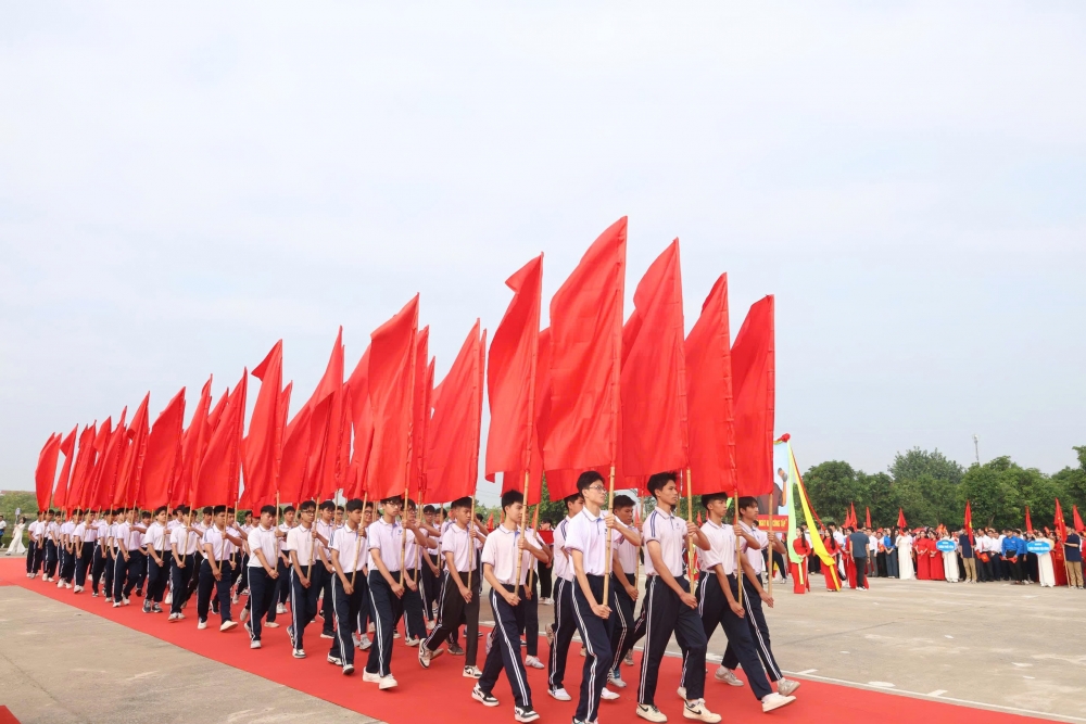 ml4.jpg Đội Cờ hồng tham gia diễu hành tại Đại hội. Ảnh: Hoàng Sơn ml4.jpg Đội Cờ hồng tham gia diễu hành tại Đại hội. Ảnh: Hoàng Sơn