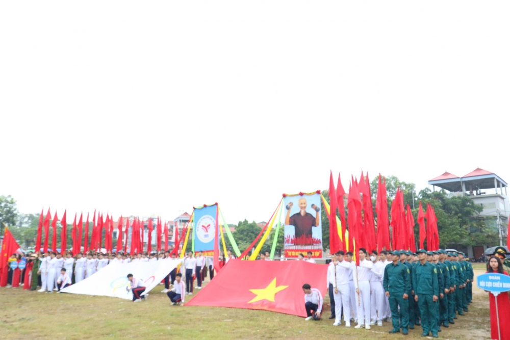 Xã Tiến Thắng: Hàng nghìn vận động viên cháy tinh thần thể thao dưới mưa lớn