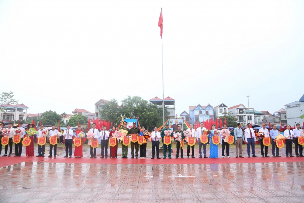 Xã Tiến Thắng: Hàng nghìn vận động viên cháy tinh thần thể thao dưới mưa lớn