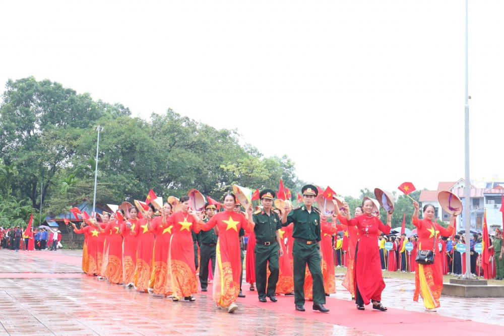 Xã Tiến Thắng: Hàng nghìn vận động viên cháy tinh thần thể thao dưới mưa lớn