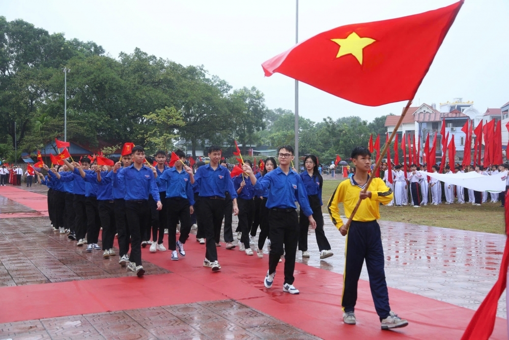 Xã Tiến Thắng: Hàng nghìn vận động viên cháy tinh thần thể thao dưới mưa lớn