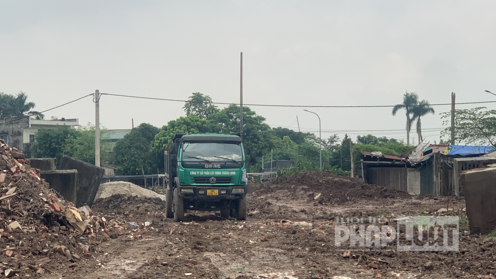 Đại diện chủ đầu tư và đơn vị thi công khẳng định, không vận chuyển số chất thải rắn xây dựng ra khỏi công trường,.