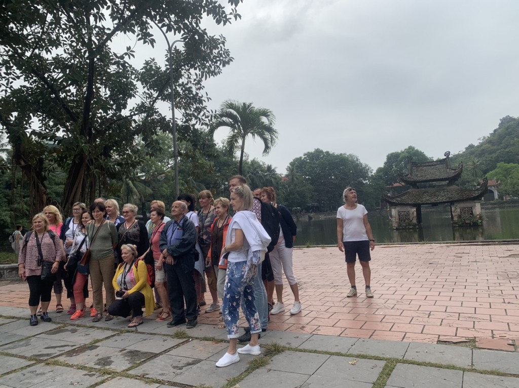 Du khách nước ngoài hào hứng thăm quan chùa Thầy
