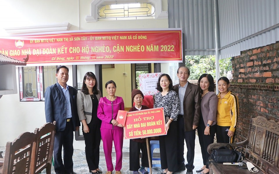 Lãnh đạo xã Cổ Đông tặng quà cho hộ gia đình bà Nguyễn Thị Khuyên - thôn Trại Láng