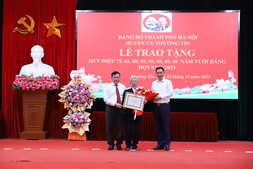 Huyện Thường Tín trao tặng, truy tặng Huy hiệu Đảng cho 114 đảng viên