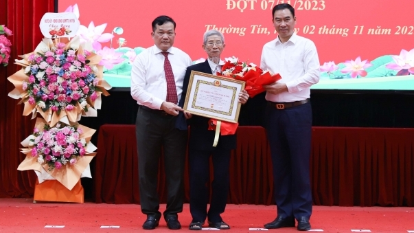 Huyện Thường Tín trao tặng, truy tặng Huy hiệu Đảng cho 114 đảng viên