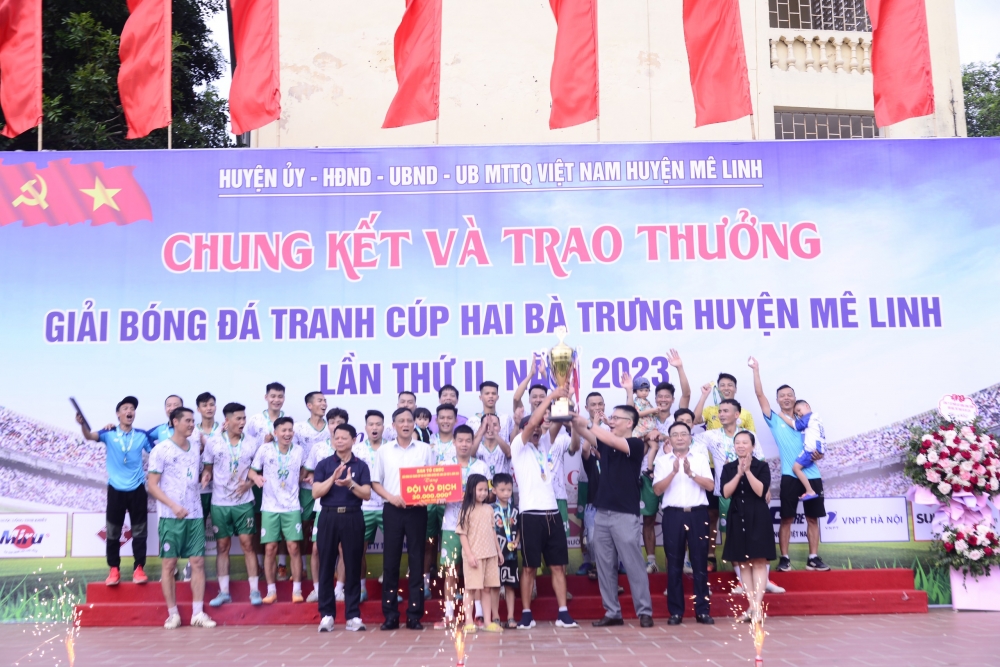 Lãnh đạo huyện Mê Linh chúc mừng các nhà vô địch