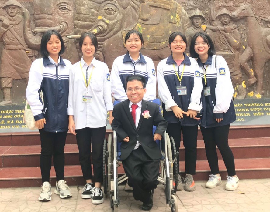 Huyện Mê Linh: Xúc động người thầy 13 năm lên bục giảng bằng xe lăn