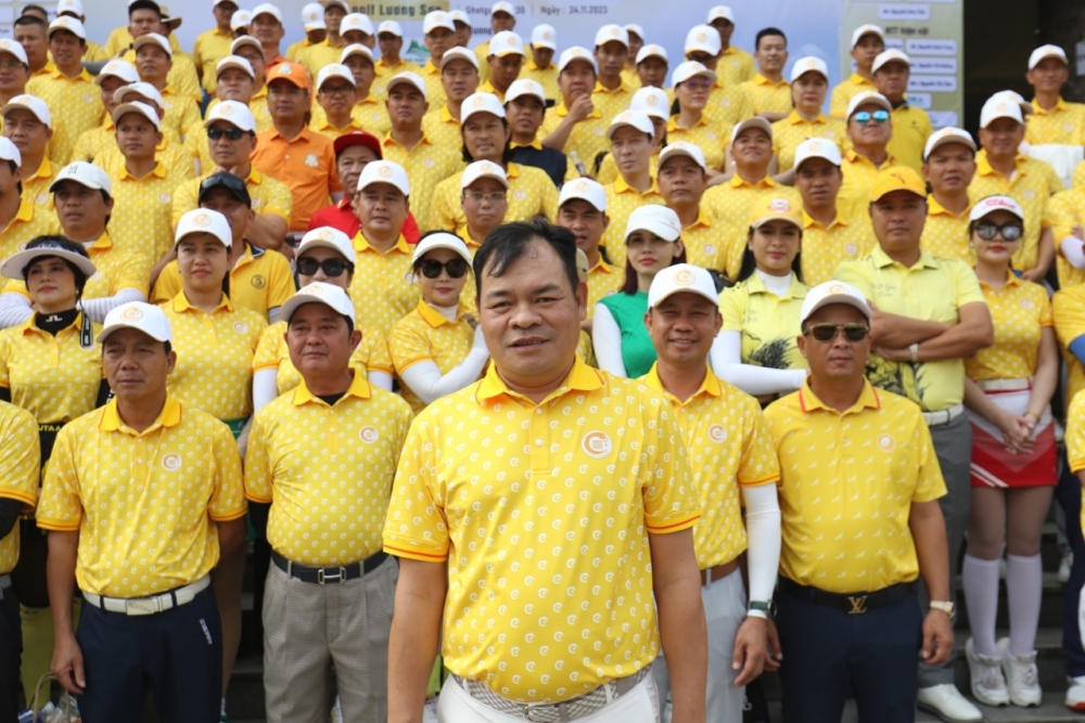 Từng bừng giải golf họ Nguyễn, nêu cao tinh thần 