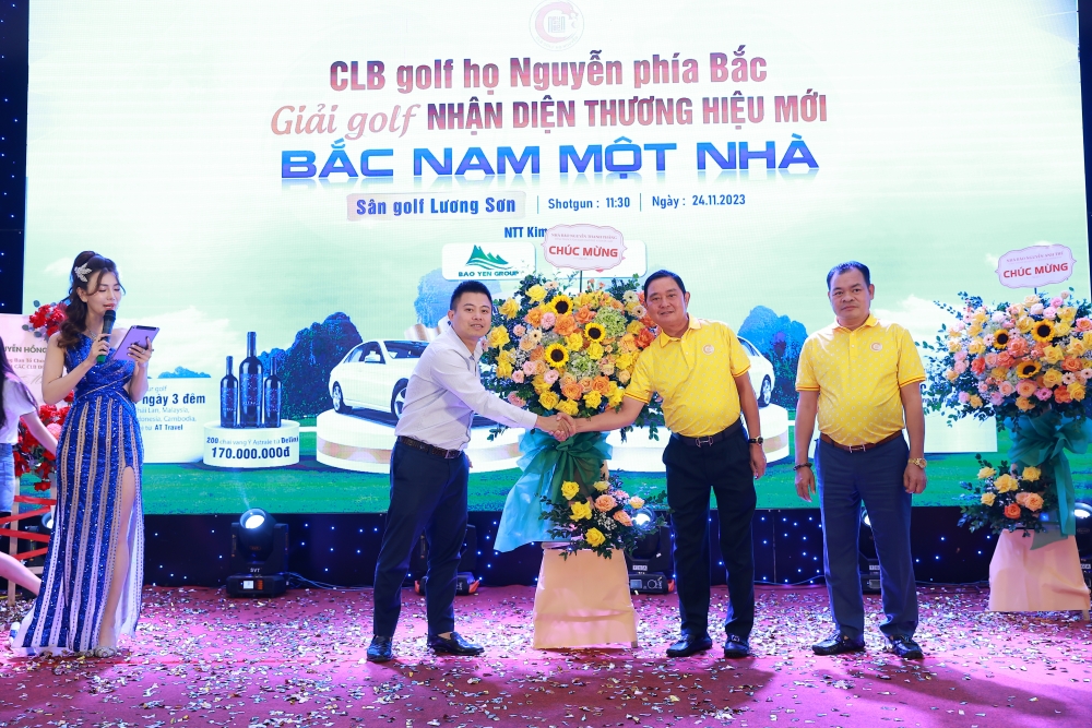 Nhà báo Nguyễn Thanh Thắng - Tổng thư ký Tuổi trẻ và Pháp luật - tặng hoa chúc mừng thành công của giải đấu