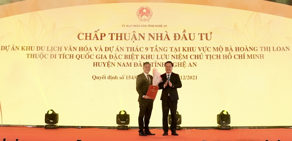 : Ông Nguyễn Đức Trung, Phó Bí thư Tỉnh uỷ, Chủ tịch UBND tỉnh Nghệ An (bên phải) trao Quyết định chấp thuận Nhà đầu tư thực hiện dự án cho Ông Vũ Trọng Tuấn, Tổng Giám đốc Công ty cổ phần TMDV Tràng Thi (đơn vị thành viên của Tập đoàn T&T Group) (bên trái).