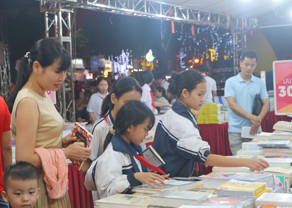 Thiếu nhi Sơn Tây say mê trong ngày hội sách