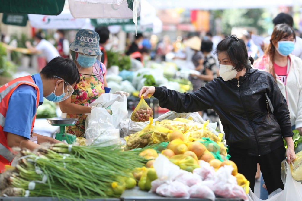 Chợ truyền thống vẫn là điểm đến quen thuộc đối với người tiêu dùng Hà Nội