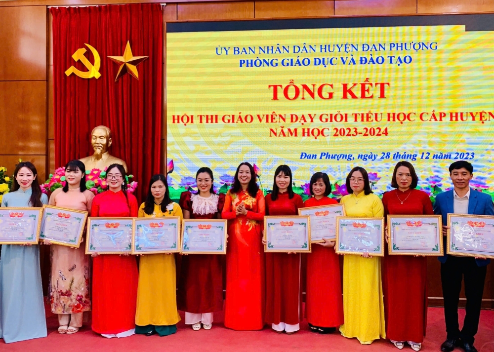 Trưởng phòng GD&ĐT huyện Đan Phượng Bùi Thị Thu Hằng tặng giấy khen cho các tập thể, cá nhân có thành tích xuất sắc trong công tác trồng người