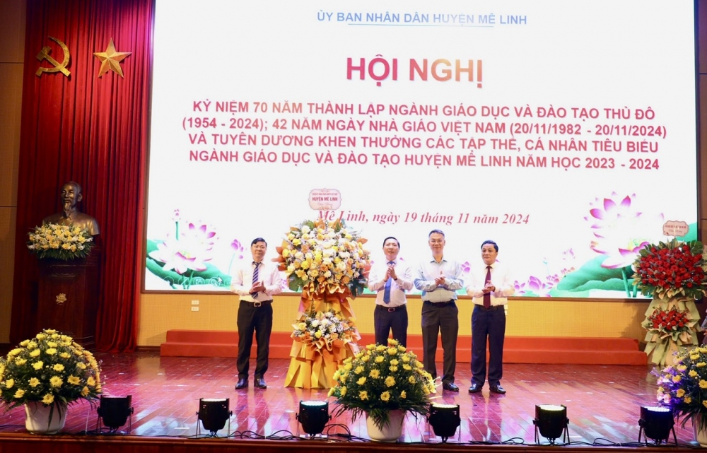 Lãnh đạo huyện Mê Linh tặng hoa chúc mừng ngành giáo dục huyện