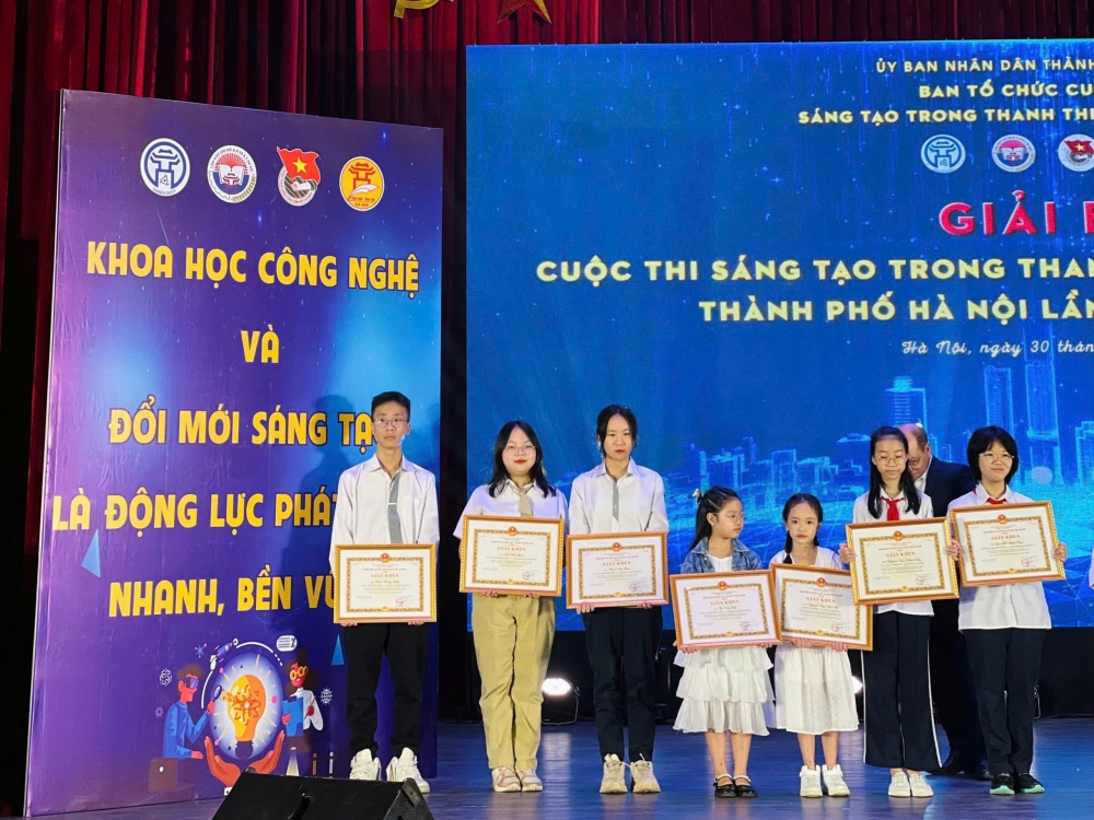Em Đào Hà Minh Châu (đứng thứ 2, bên trái sang) trong Cuộc thi sáng tạo Thanh thiếu niên Nhi đồng Thành phố Hà Nội năm 2023 