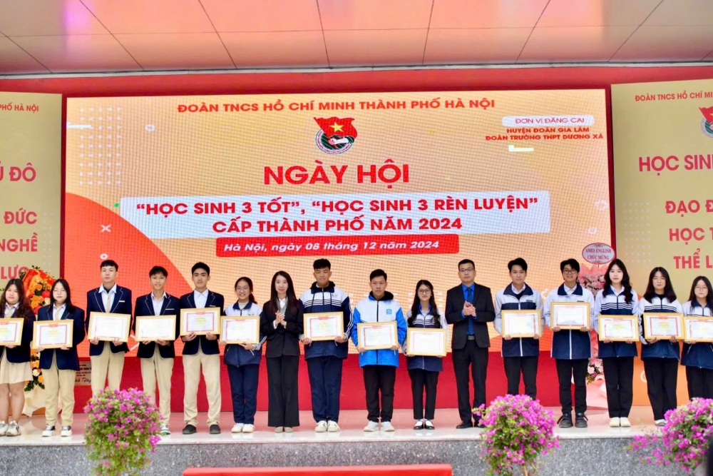 “Viên ngọc sáng” Minh Châu (thứ 2 bên trái sang) cùng các học sinh đạt danh hiệu Học sinh 3 Tốt cấp Thành phố