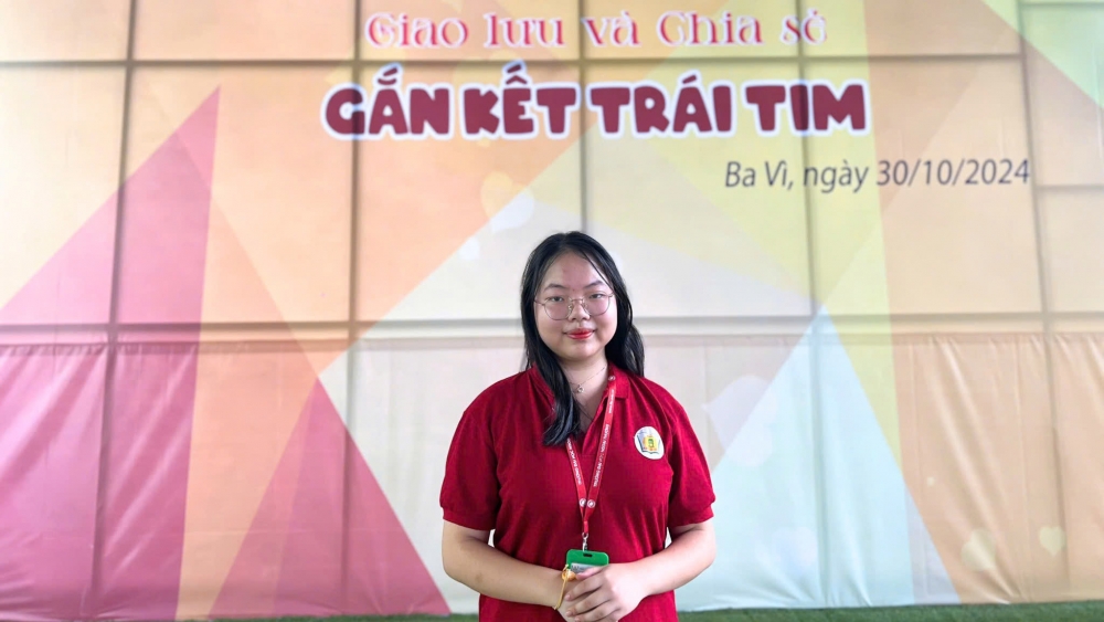 “Viên ngọc sáng” Minh Châu (thứ 2 bên trái sang) cùng các học sinh đạt danh hiệu Học sinh 3 Tốt cấp Thành phố