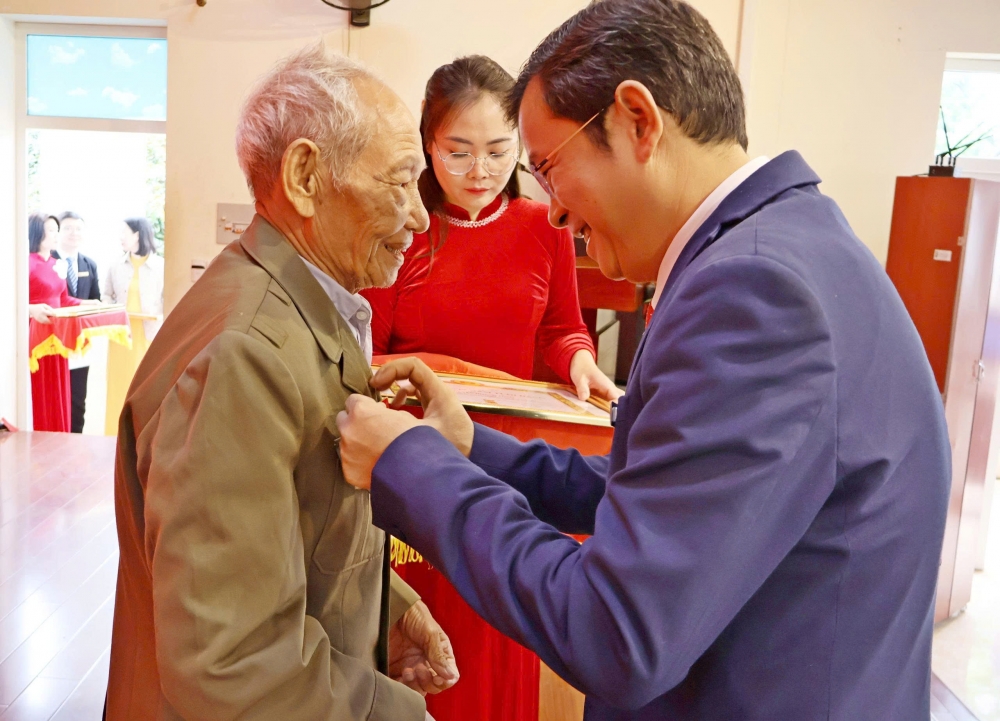 Xã Đoài Phương: 32 đảng viên xúc động nhận Huy hiệu Đảng