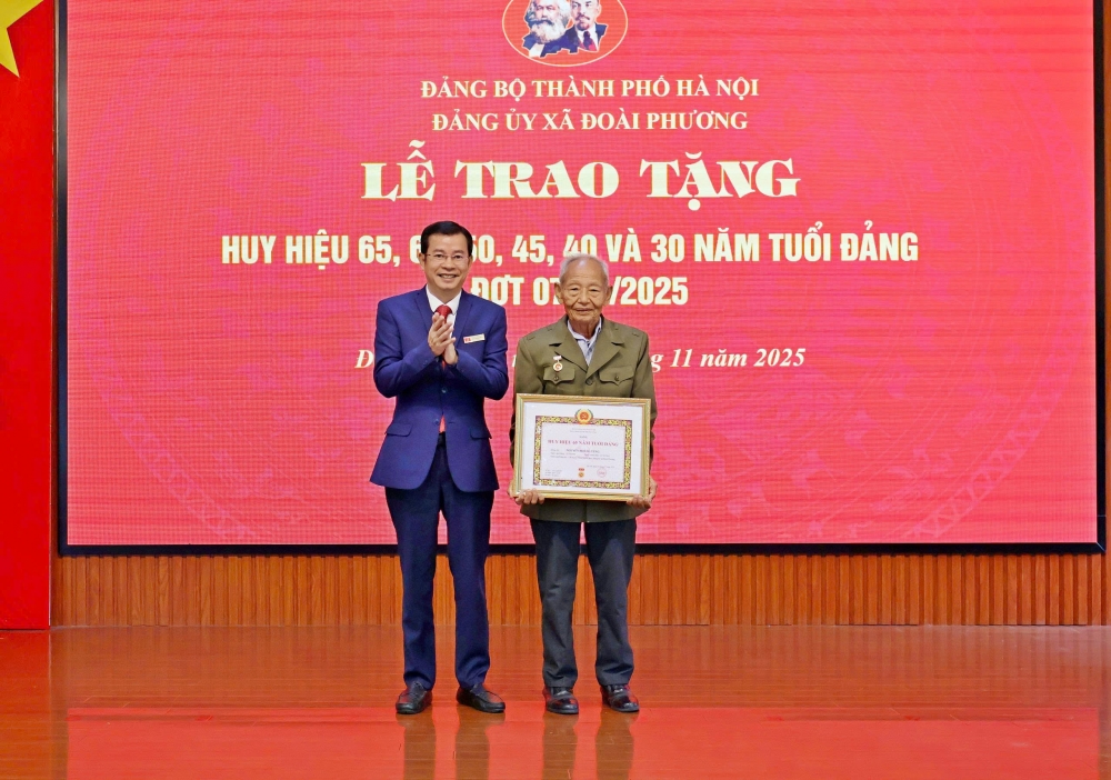 Xã Đoài Phương: 32 đảng viên xúc động nhận Huy hiệu Đảng