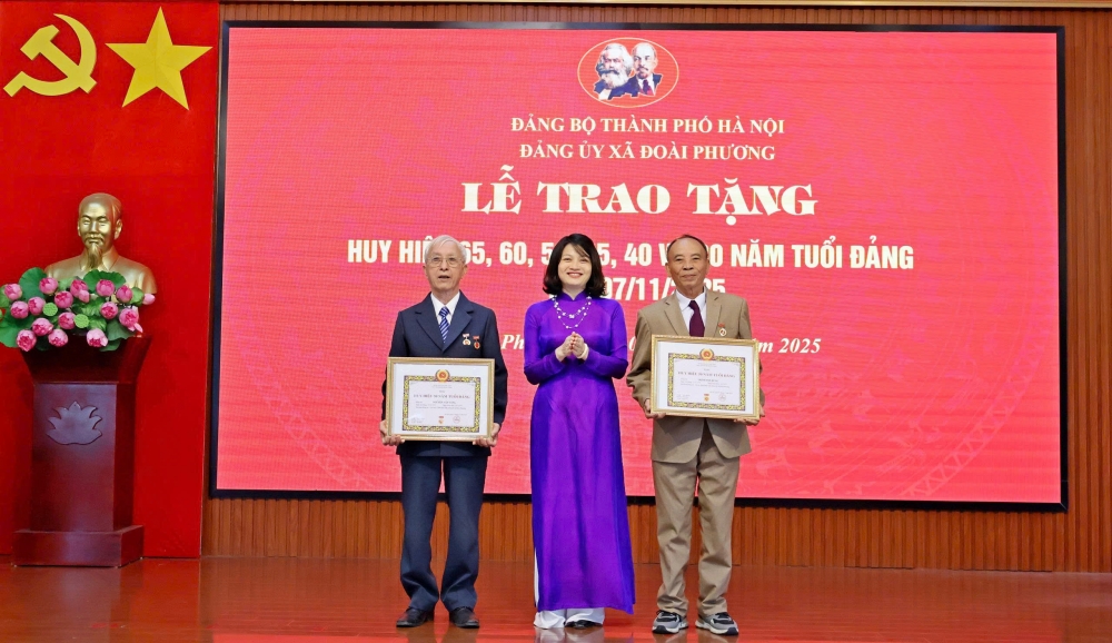 Xã Đoài Phương: 32 đảng viên xúc động nhận Huy hiệu Đảng