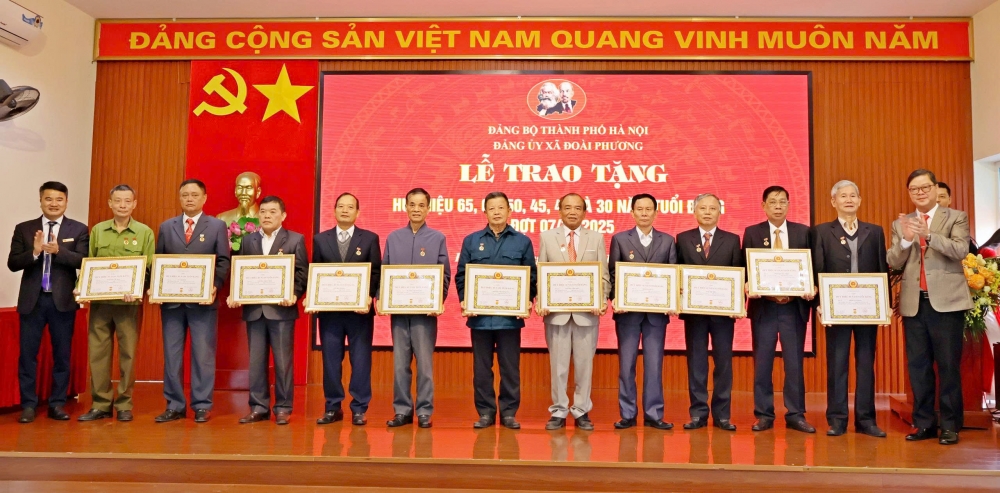 Xã Đoài Phương: 32 đảng viên xúc động nhận Huy hiệu Đảng