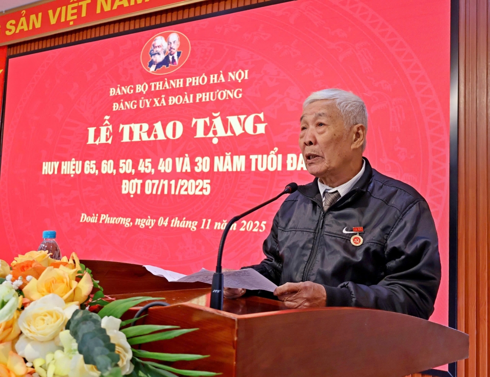 Xã Đoài Phương: 32 đảng viên xúc động nhận Huy hiệu Đảng